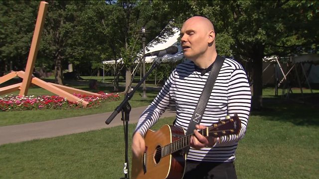 Billy Corgan performs ‘Chicago’ live for the first time ever