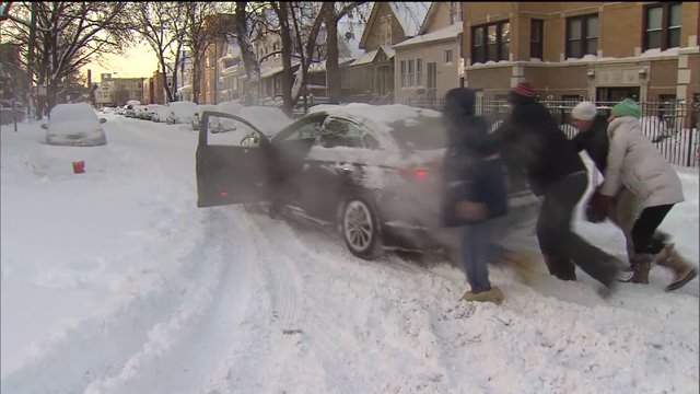 Ana helps Chicagoans dig out after blizzard