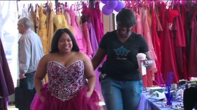 Cops help students get ready for prom